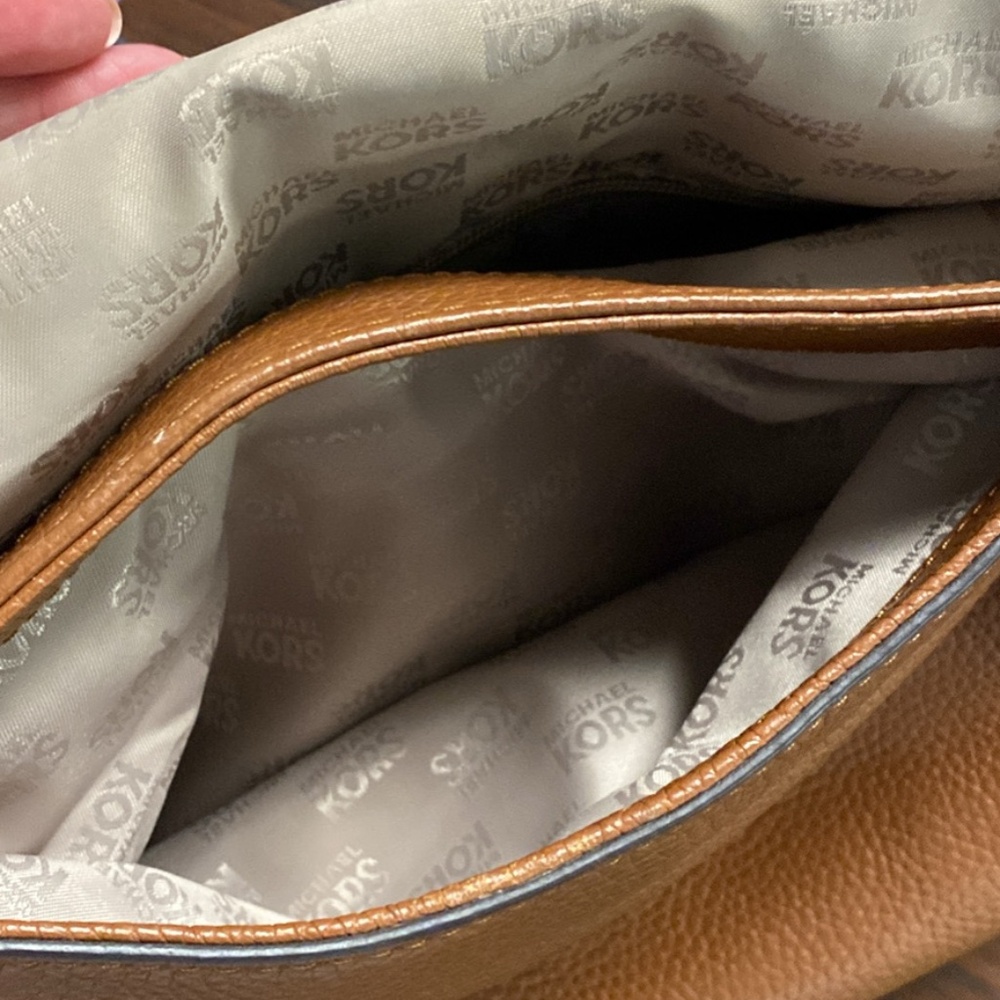 Soft Leather Michael Kors purse - Picture 2 of 6